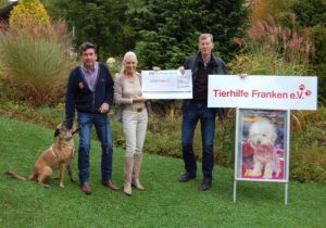 Frau Carmen Baur von der Tierhilfe Franken e.V. und Walter Röhrl bei der Scheckübergabe mit Hündin Boa, die ein Zuhause sucht